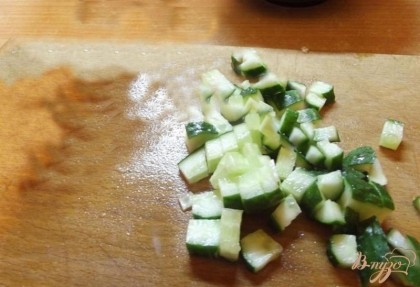 Начнем с того, что займемся помидорами. Их нужно вымыть и нарезать крупными ломтиками. Огурцы перед тем как нарезать проверьте: не горчат ли они. Если шкурка горькая, очистите ее. Нарежьте огурчики кубиками размером с кубики куриного филе.