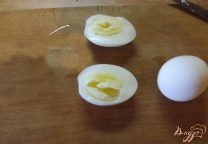 Яйца нужно отварить в крутую (для крупных яиц - 9 минут, для мелких - 7 минут). Далее яйца необходимо очистить от скорлупы и разрезать пополам.