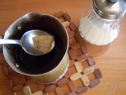 Итак, первым делом нужно сварить кофе. Возьмите турочку. Налейте чистой воды. Добавьте сахар и кофе молотый натуральный. Перемешайте. Сварите. Кофе вариться так: на медленном огне доведите кофе до кипения, но не давайте ему кипеть, как только поднимается "шапочка" сразу отставляйте турочку. И так три раза. Кофе готов. Теперь отрежьте пластинку имбиря, снимите кожуру предварительно. И положите имбирь в кофе. Дайте настояться ему немного. Ложкой помните имбирь, чтобы он быстрее пустил сок. После вынимаем имбирь. Выбрасываем его или съедаем. Кофе готов.