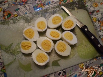 Отварите яйца "в крутую". Для этого вымойте яйца в мылом, чтобы смыть микробов. Яйца сложите в кастрюльку, залейте холодной водой и доведите их до кипения. Если на яйцах есть трещины, не рискуйте, влейте уксуса в воду для варки яиц. Варить крупные яйца нужно 9-10 минут, мелкие достаточно 7=8 минут. Кипяток сливаем и заливаем яйца ледяной водой, тогда они будут хорошо чистится от скорлупы. Очищаем. Режем на половинки. И вынимаем с каждой половинки желток.