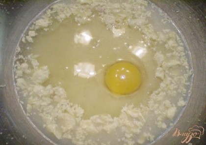 В теплом молоке растворяем дрожжи свежие, сахар и бросаем маргарин. Размешиваем. Вводим целое яйцо, и белок второго яйца, желток оставляем для смазывания рулета.
