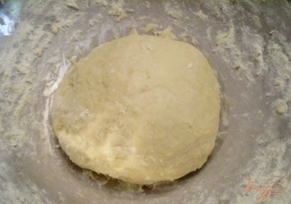 Вводим муку. Замешиваем не крутое тесто. Как только тесто перестанет липнуть в рукам, оно готово. Мягкое, пластичное, благодаря яйцам и маргарину. Оставляем в тепле для брожения на 1, 5 часа.