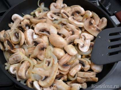 Добавить грибы, перемешать и готовить около 15-20 минут, до выкипания образовавшейся жидкости.