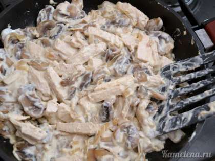 Добавить курицу к грибам, посолить, поперчить, добавить сметану, перемешать и готовить примерно 3 минуты.