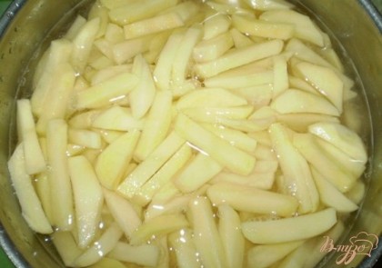 Картофель почистить, порезать, залить холодной водой и поставить вариться. В конце варки посолить. Воды должно быть немного, чтобы только покрыло картофель.