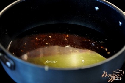 Вылить на сковороду &#189; стак.воды,добавить коричневый сахар , помешивать до растворения и золотистого цвета, примерно 4 мин. Добавить  осторожно уксус, затем имбирь, куриный бульон, соевый соус.
