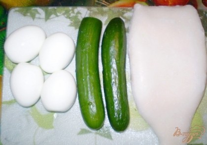 Подготовим продукты. Яйца отварить до готовности. Огурцы помыть. У меня тушка кальмара большая, примерно 350 грамм.