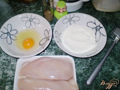 Для отбивных нам понадобится мясо курицы, яйцо сырое, соль, перец и мука. Яйцо нужно посолить, добавить любимые специи, и перемешать вилочкой. Получается яичный кляр.