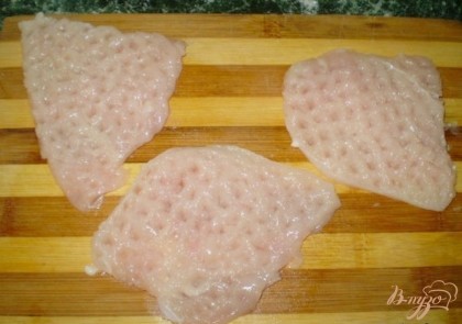 Мясо порезать на кусочки порционные. Отбить молоточком с обоих сторон, сильно не нужно, чтобы мясо не разлезлось, посолить.