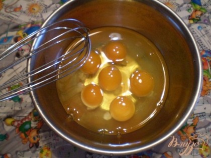 В глубокой мисочке с помощью венчика или обычной вилочки смешайте яйца. Можно смешать миксером на не больших оборотах. Влейте обязательно водички или молока, столовая ложка на одно куриное яйцо. Если есть под рукой сметана, добавьте ложечку к яйцам. Также нужно посолить по вкусу. Количество яиц на одну порцию - 2-3 штуки, в зависимости от размера яиц и ваших желаний. У меня яйца мелкие, молотка, поэтому кладу не менее трех на порцию.