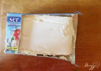 Сыр фета кладется в самом конце. Для его нарезания использовать необходимо тонкий нож. Чтобы сыр не прилипал и как следствие не крошился, нож необходимо периодически смачивать в холодной воде. Нарежьте фету не крупно кубиками. Смешайте с остальными компонентами, посолите салат по вкусу и аккуратно ложкой пару раз перемешайте.