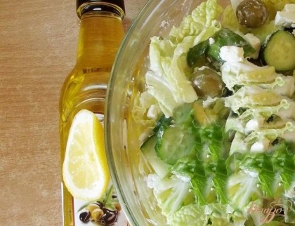 Заправлять оливковым маслом салат необходимо не раньше чем за 15 минут до подачи, чтобы масло не стекло все на дно салатника.