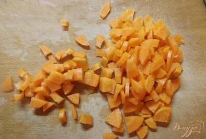 Морковь. Нарезать ее можно по желанию крупно или мельче, кубиками. На вкусе блюда это не отразится но исходя из размера кусочков моркови вы будете формировать размер остальных овощей.