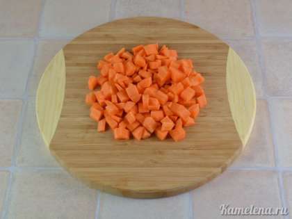 Морковь почистить, порезать кусочками.