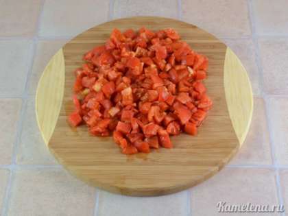 Порезать помидоры кубиками.