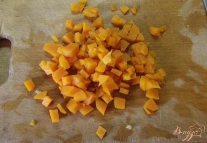 Морковь. Отварите до готовности как обычно. После этого ножом аккуратненько снимите шкурку и промойте под проточной водой. Нарежьте морковь кубиками чуть меньшего размера, чем вы нарезали кабачок.