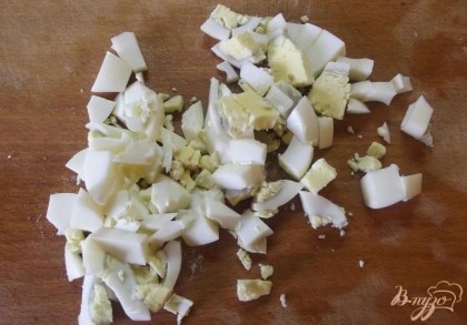 Яйцо необходимо отварить в крутую. Очистите, нарежьте кубиками покрупнее учитывая что после перемешивания салата оно развалится.