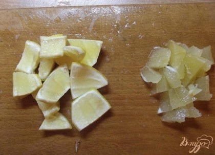 Вымоченный лимон выньте из воды и отделите цедру от мякоти. Не нужно это делать слишком тщательно. Главное чтобы основная часть цедры отделилась. Шкурки положите в казанок с мятным отваром и доведите смесь до кипения. Всыпьте половину сахара и варите 15-20 минут до мягкости шкурок. После этого всыпьте оставшийся сахар и положите мякоть лимона. Варите на медленном огне постоянно перемешивая до полного растворения сахара. Снимите с огня.