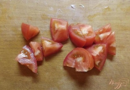 Помидоры необходимо нарезать крупно. Кроме того мелко нарезанный помидор очень быстро стечет и станет не таким вкусным. Перед нарезанием помидор нужно хорошенько вымыть.