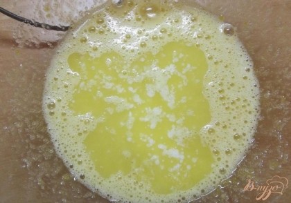 Когда сливочное масло растает, влейте его все к яйцам смешанным с растительным маслом. Добавьте сахар (200 г) и миксером перемешайте массу так, чтобы она получилась однородной.