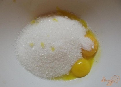На первом этапе отделите у яиц желтки от белков. Белки вам не понадобятся. Желтки смешайте с сахаром в глубокой миске.