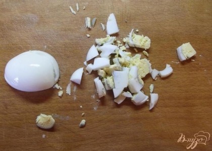 Яйца. Вам необходимо отварить вкрутую (7-10 минут) 8 крупных яиц, лучше домашних с желтым желтком - они вкуснее. Маленьких магазинных нужно использовать 9 шт. Нарезайте яйца кубиками не крупно но и не так мелко чтобы желток рассыпался.
