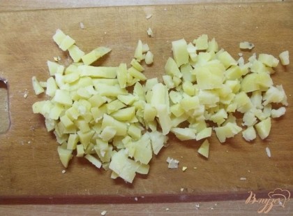 Картофель. Вам понадобится 6 крупных штук. Берите картофель мягкого сорта, который разваривается. Отварите картофель до готовности (пока не лопнет его шкурка) и охладите. Нарежьте кубиками примерно размером с зеленый горошек.