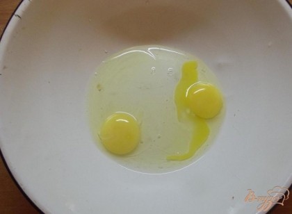 Смешайте яйца с кислым молоком. От кислого молока используйте только его густую часть. Жидкость необходимо слить, она в тесте ни к чему. Поскольку тесто замешивать вы будете миксером, лучше для этого использовать стеклянную миску. В эмалированной посуде миксер может повредить покрытие и эмаль попадет в тесто. В отдельной посуде просейте муку с разрызхлителем.