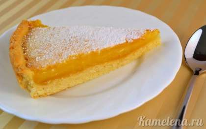 Лимонный пирог можно украсить сахарной пудрой, вкуснее всего он в холодном виде.
