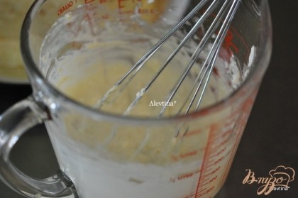 Приготовим любимые блинчики тонкие.Взбить сливочный сыр комнатной тем-ры с яйцом,добавить ванильный экстракт.