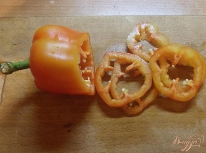 Красный болгарский перец вымойте и нарежьте крупными колечками. Можно нарезать его иначе, но так он смотрится гораздо привлекательнее. Заменить красный перец можно на любой другой (желтый или зеленый).