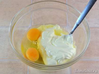 Яйца смешать со сметаной.