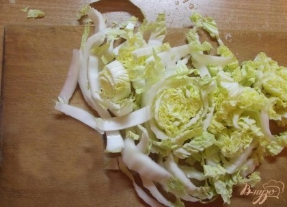 В овощной салат класть пекинскую капусту можно двумя способами. Для придания объема салату ее можно не нарезать, а порвать руками мягкую часть листа на крупные неодинаковые кусочки. Твердую сочную часть в любом случае нужно покрошить ножом. Если салат вы хотите уместить в небольшой посуде то капусту лучше порезать соломкой или кубиками.