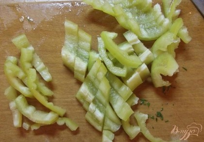 Болгарский перец сначала необходимо очистить от семян и только потом вымыть. Причем мыть нужно и внутри и снаружи. Нарезать перец необходимо тонкой соломкой. Смешайте все овощи в салатнике и посолите по вкусу.