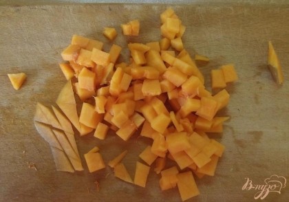 С запеченной моркови ножом снимите шкурку и нарежьте ее мелкими кубиками.