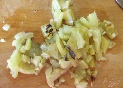 Болгарский перец очищать от шкурки не нужно. Просто разрежьте его вдоль и разверните. Выньте семена и промойте его внутри. Дальше нарежьте перец небольшими полосочками.