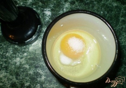 Этот рецепт для погружного блендера. Миксером не получается у меня. Итак. В узкую тару(это важно) влить яйцо. Добавить соль (одну четвертую чайной ложки), сахар (одну треть чайной ложки).