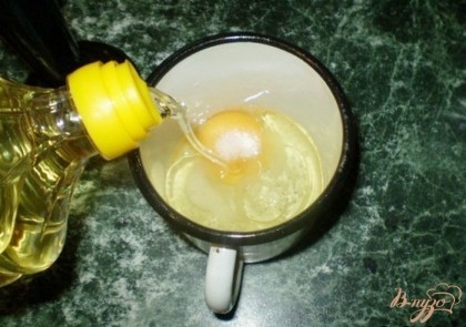 Влить подсолнечное рафинированное масло. Аккуратно, так чтобы яйцо осталось на дне.