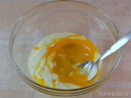 Яйца, сметану, 1/3 ч.л. соли смешать в однородную смесь.