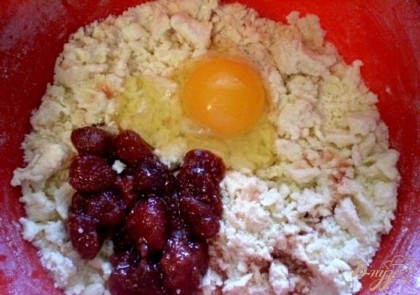 Вводим в тесто яйцо и варенье клубничное, и клубнички и немного самого варенья. Перемешиваем.