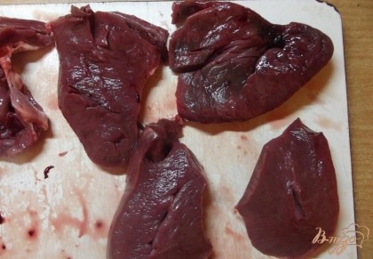 Говяжье сердце должно быть свежее, не мороженное. В первую очередь его необходимо хорошенько вымыть от крови и вытащить из него кровяные уплотнения (они находятся внутри, темно бордового цвета). Дальше каждое сердечко делится на пластинки толщиной до 1 см. Обычно из молодого телячьего сердца получается 4 биточка. Из крупного сердца получается 8-10 биточков.