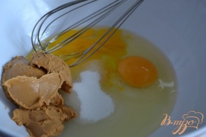 Яйца, сахар и арахисовую пасту взбить до однообразной массы.