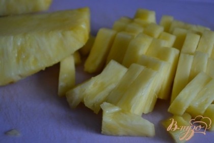 Кусочек ананаса порезать.