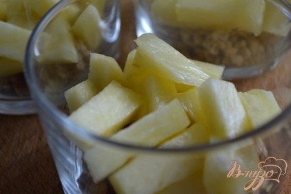 Разложить кусочки ананаса.