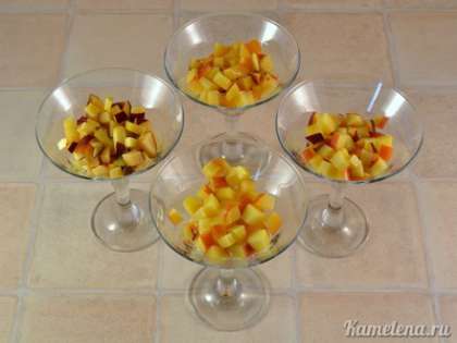 Персики порезать небольшими кубиками. Разложить по порционным бокалам или стаканам.