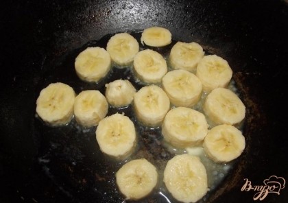 Теперь из заварного сделаем банановый крем. Банан очищаем и нарезаем тонкими кружочками. Сливочное масло (30 г) нарезаем тонкими пластинками. На сковородке (желательно чугунной) растопите сливочное масло и до мягкость обжарьте банан с двух сторон. Жаренный банан переложите в миску и превратите при помощи вилки банан в пюре. К этому времени можно из духовки вытащить сами эклеры. При помощи шприца каждый эклер начините заварным кремом на половину. Вторую половину объема начините банановым пюре.