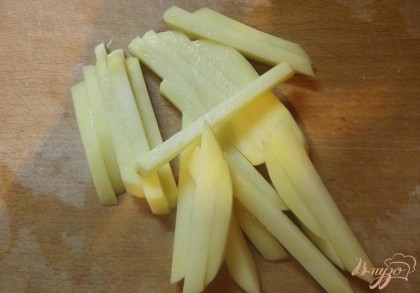 Курицу отвариваем. Картофель очищаем, моем и нарезаем тонкой соломкой. На растительном масле обжариваем картофель до готовности и в процессе солим по вкусу.