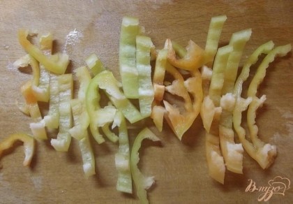 Болгарский перец очищаем от семян, вымываем с внешней и внутренней стороны после чего нарезаем соломкой.