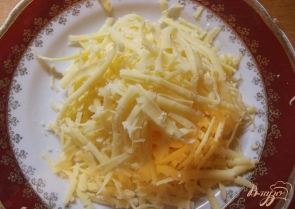 Сыр натираем на крупной терке. Лучше использовать сыры твердых сортов, такие как Российский или пармезан.