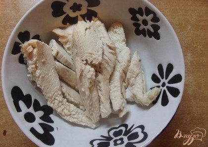 Куриное филе после отваривания нарезаем пластинками толщиной в 1 см.